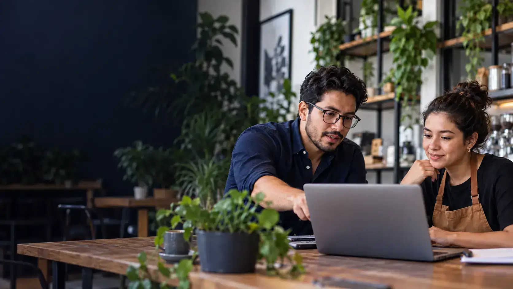 Consultor de marketing digital asesorando a una dueña de negocio